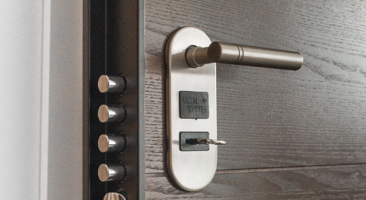 Cache serrure : rôle & avantages pour sécuriser votre porte
