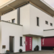 Portes blindées décoratives pour une façade de maison