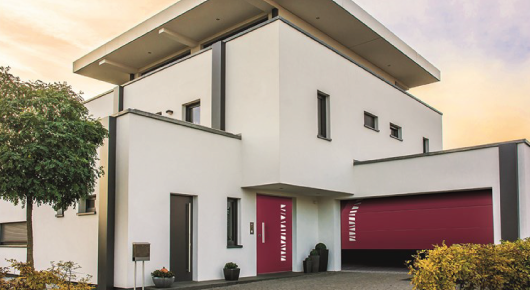 Portes blindées décoratives pour une façade de maison
