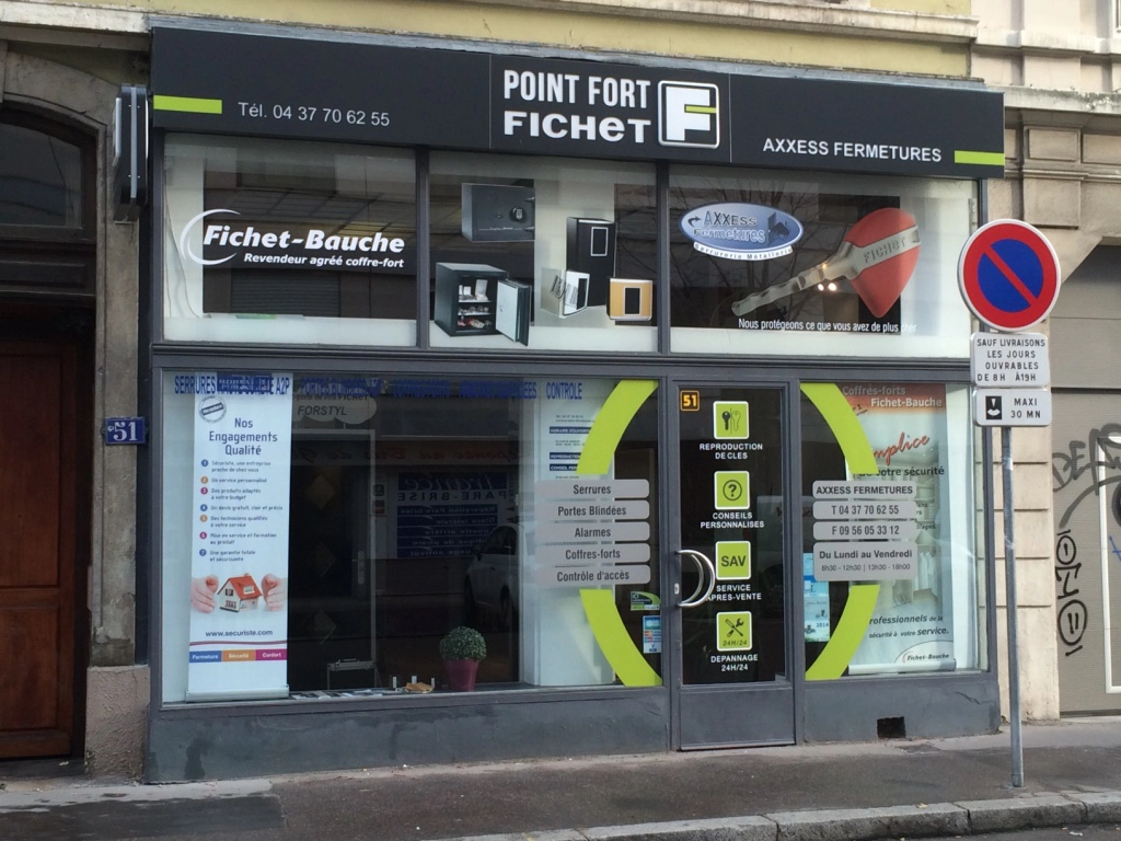 Façade de la boutique Axxess Fermetures rue de la Thibaudière à Lyon