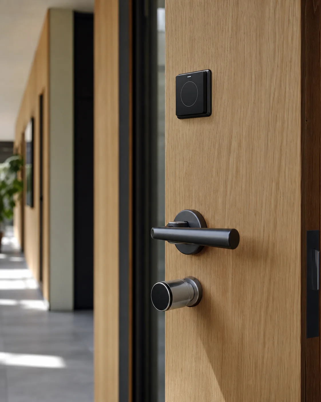Cylindre électronique intégré à une porte d’accès en bois