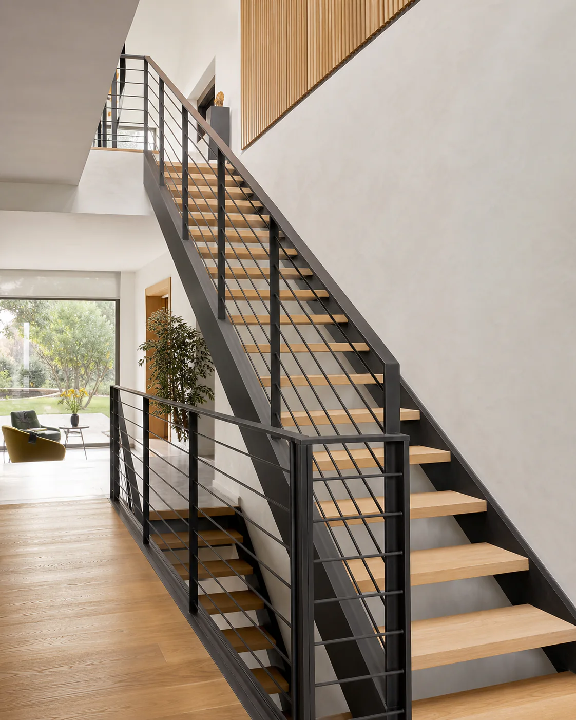 Escalier contemporain en bois avec garde-corps en acier anthracite