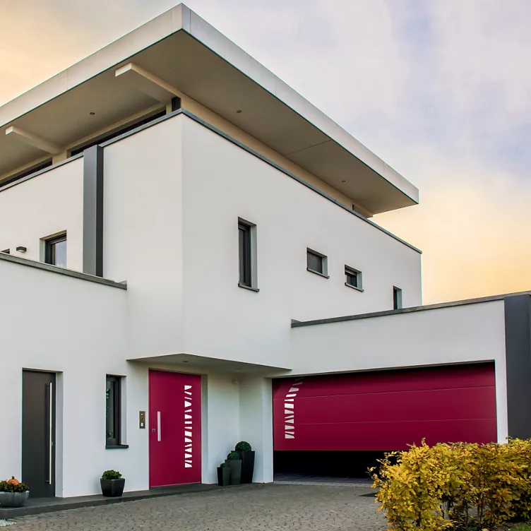 Porte de garage Fichet coordonnée à une porte d’entrée Stylea